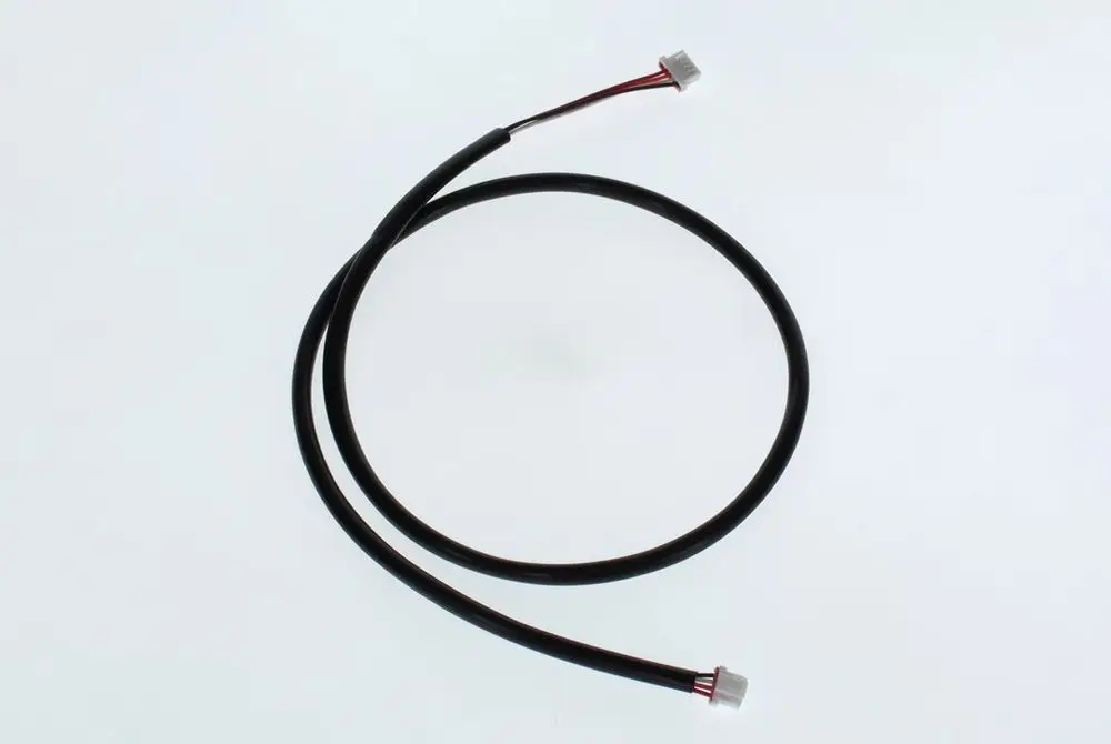 Schwarzes Kabel mit zwei Enden und steckbaren Anschlüssen. Geeignet für elektrische Verbindungen, möglicherweise für Bosch Produkte.